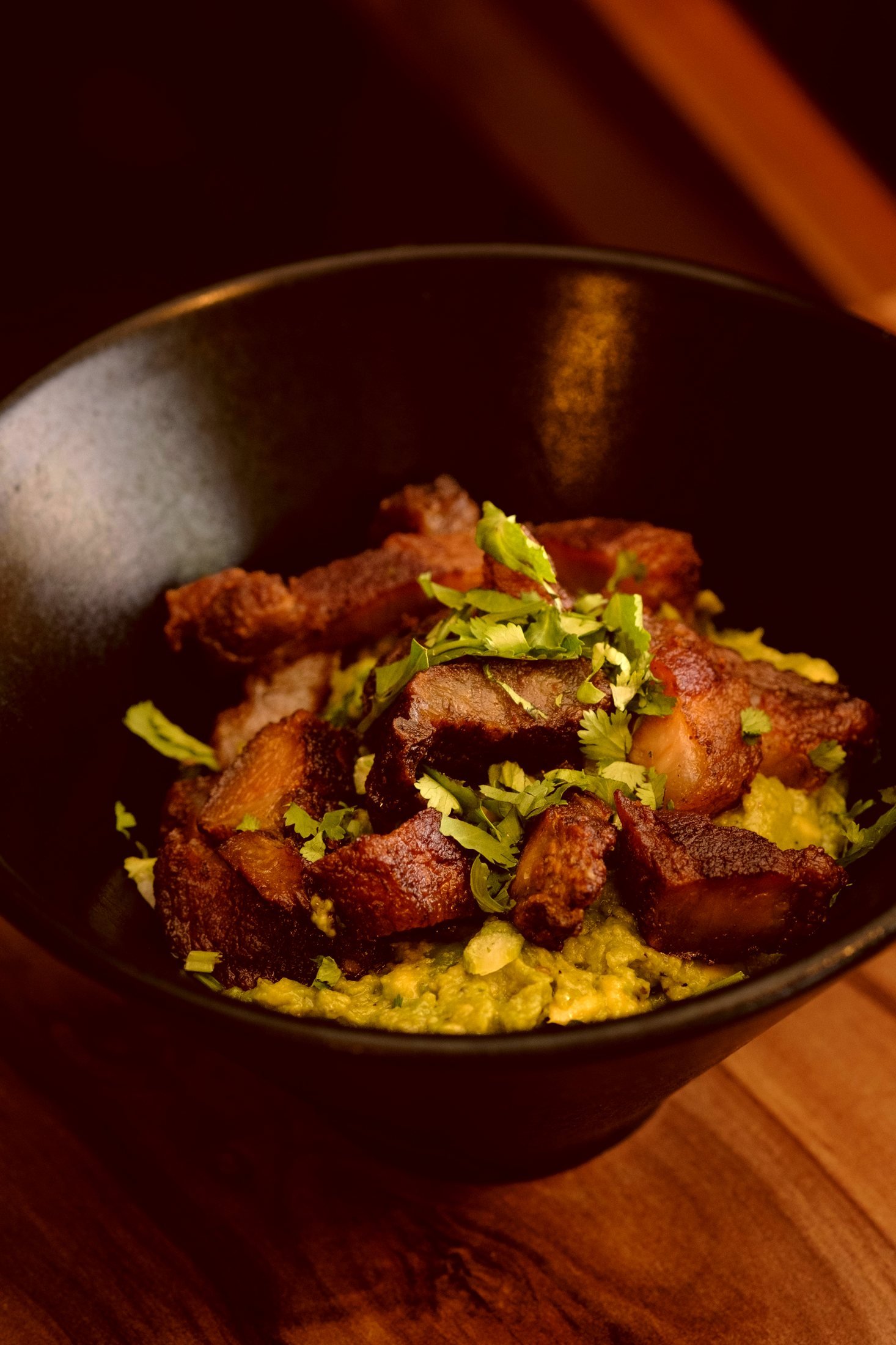 Carnitas sobre guacamole