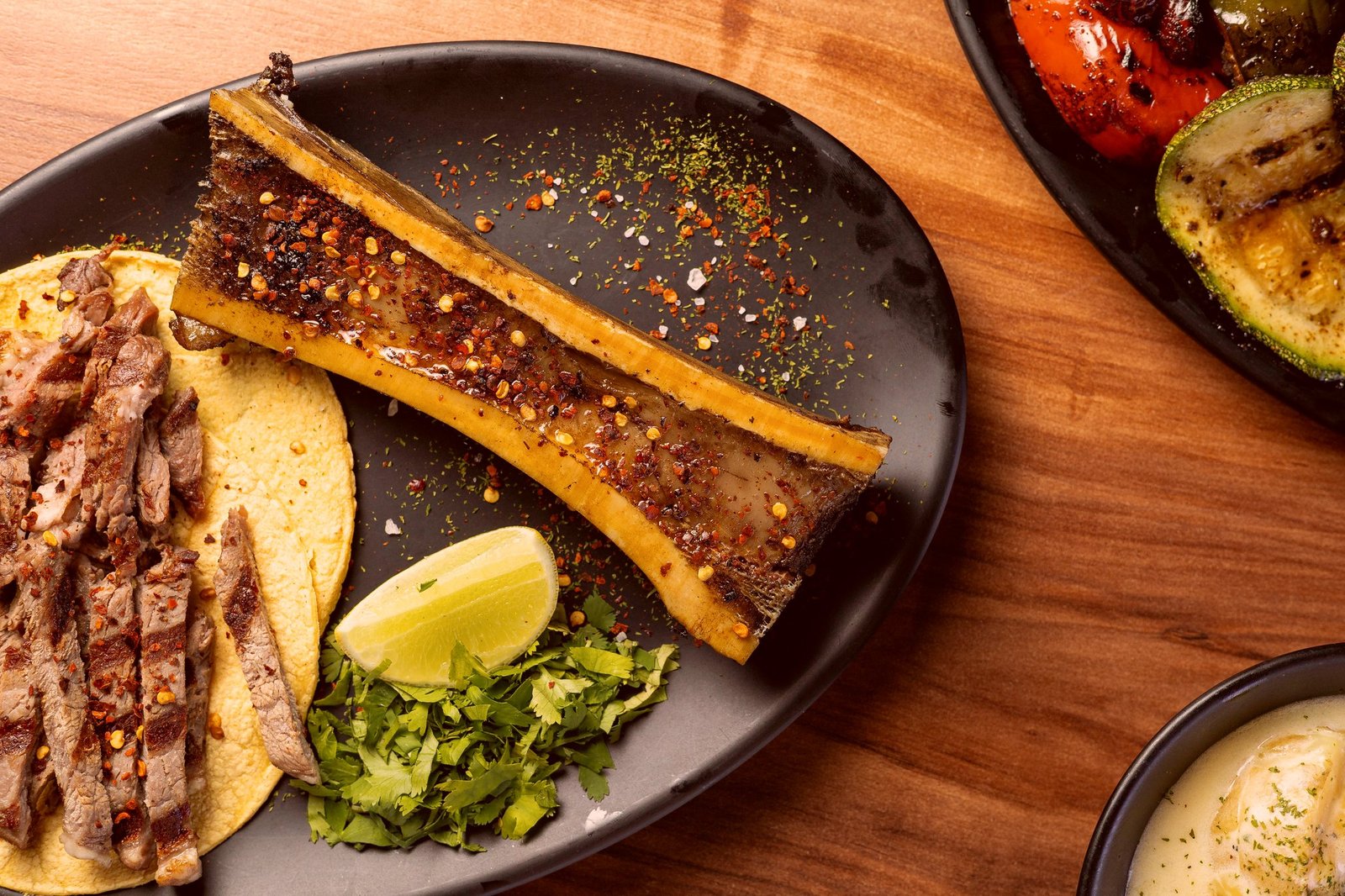 Hueso de tuétano asado con chile de árbol, listo para taco