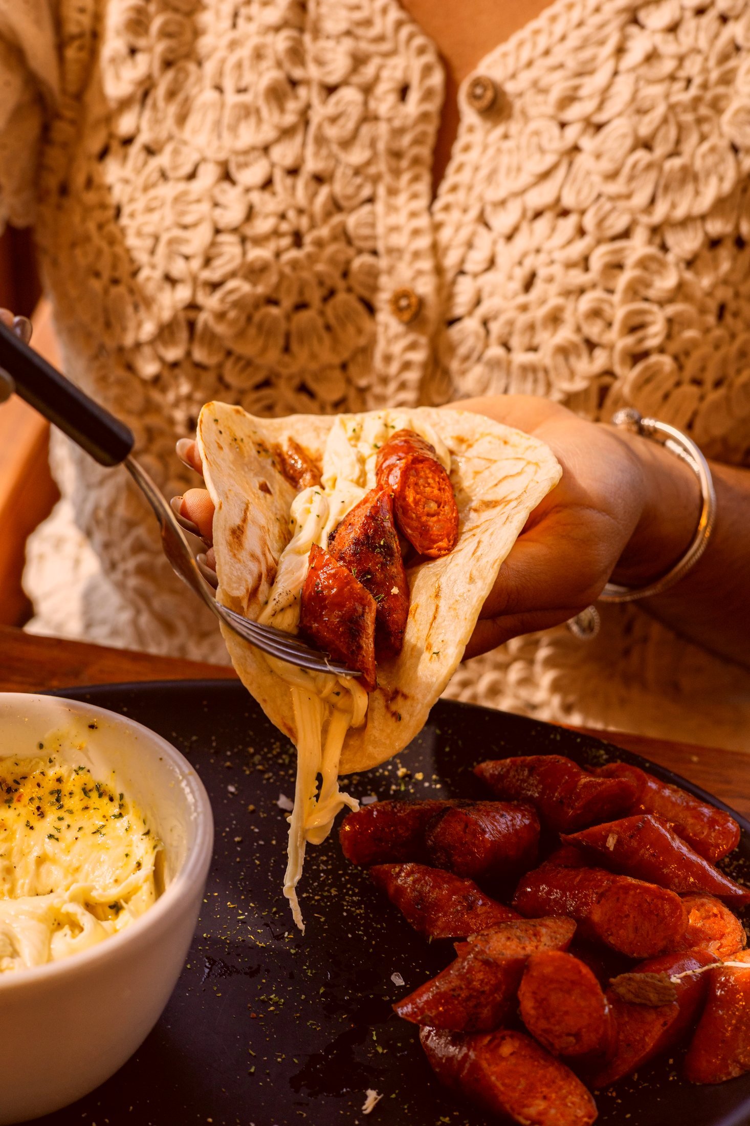 Taco norteño con queso derretido y chorizo