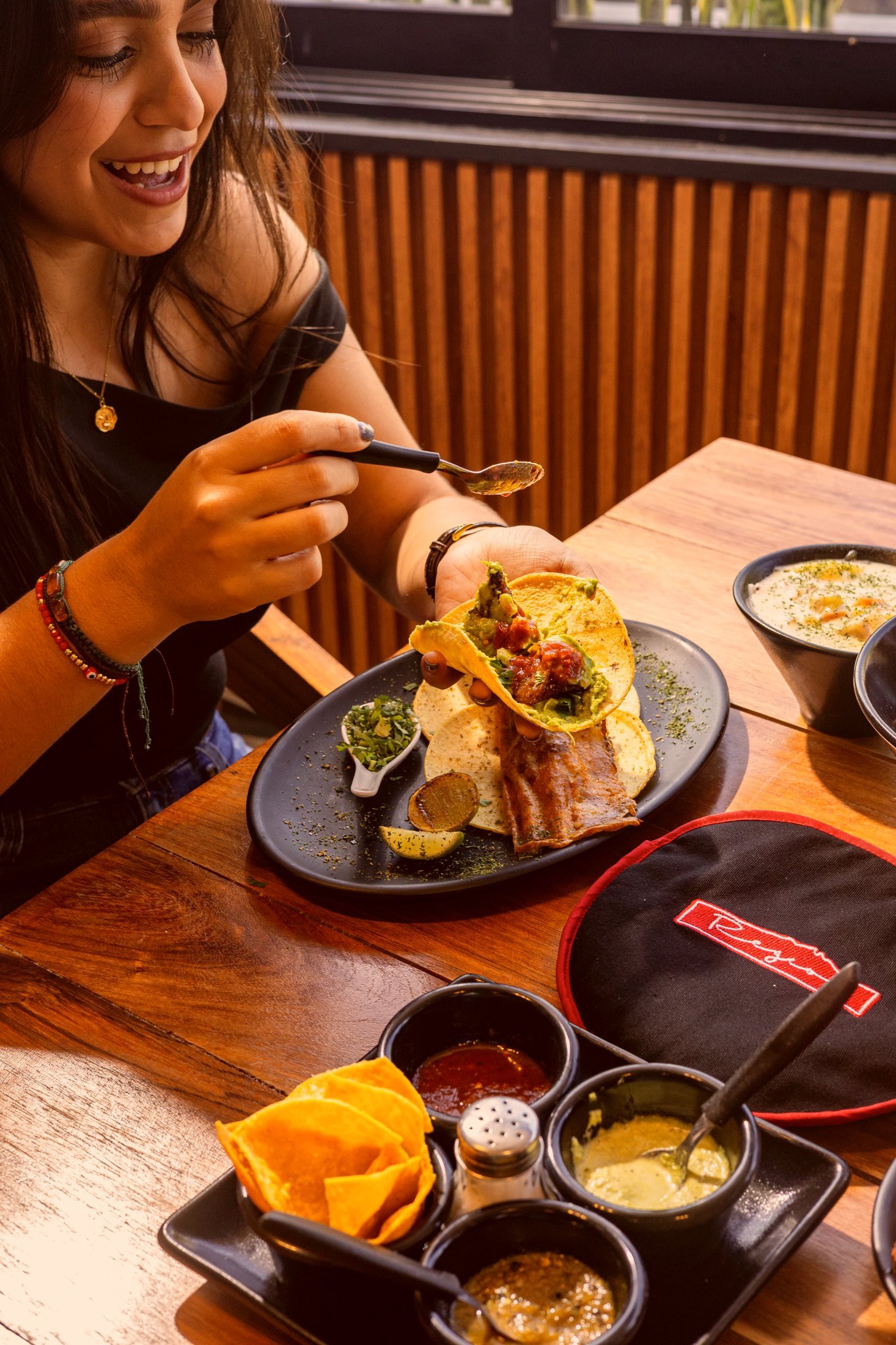 Invitada disfrutando un taco en REGIOS